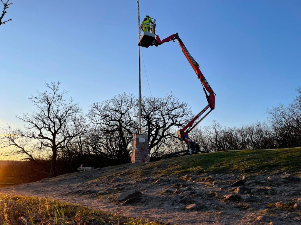 Kutató-mentő szolgálat állította helyre a zászlótartó oszlop kötélzetét