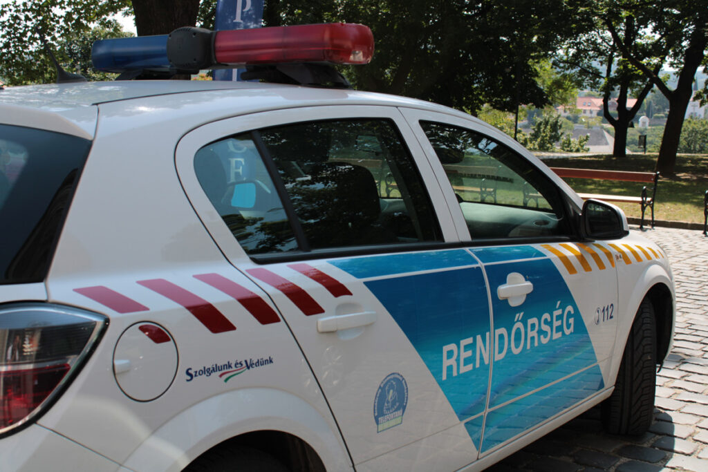 Szalagkorlátnak csapódott egy autó a 11-es főúton