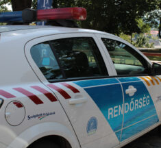 Szalagkorlátnak csapódott egy autó a 11-es főúton