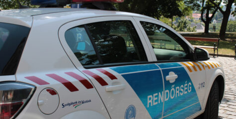 Szalagkorlátnak csapódott egy autó a 11-es főúton