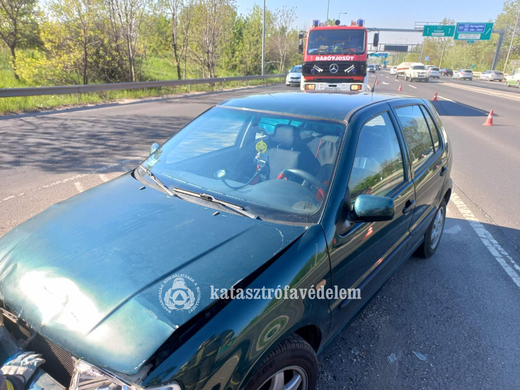 Sávelválasztó elemnek ütközött