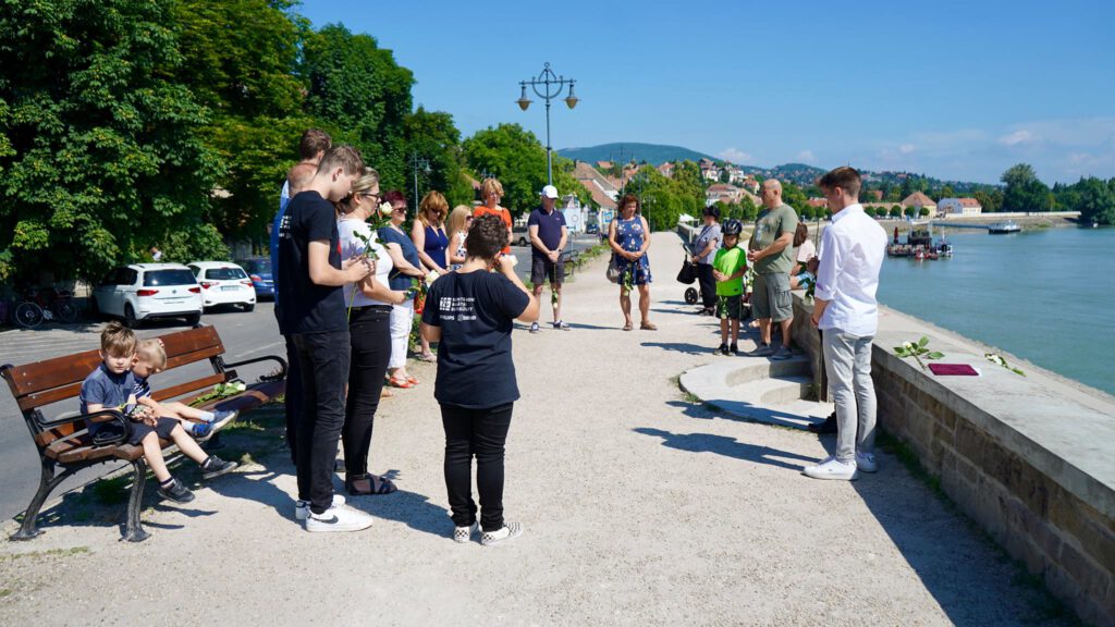 Beszéddel, virágokkal és főhajtással emlékeztek Kucsera Ferenc káplánra Szentendrén