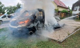 Kigyulladt egy kisteherautó Budakalászon