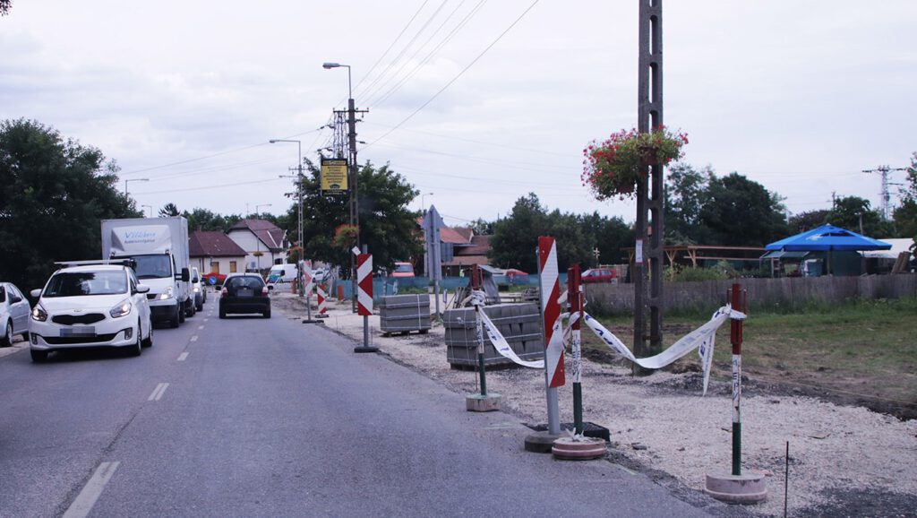 Jól halad a járdaépítés a budakalászi Lenfonó HÉV-megállónál