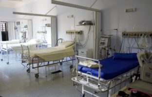 Emmi: az állami kórházak felújításához biztosítva vannak a források