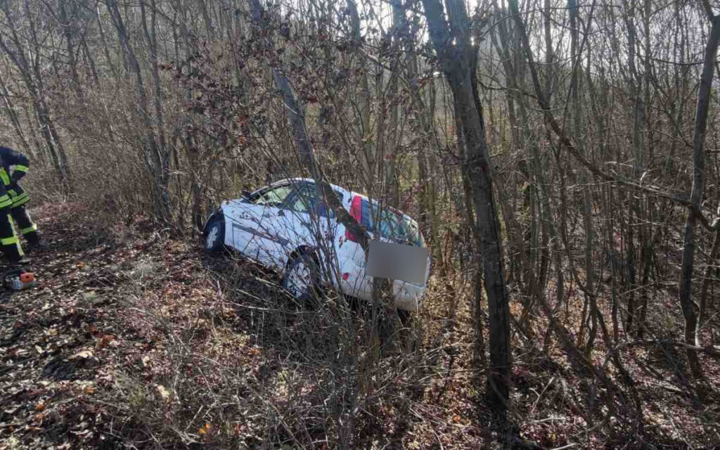 Lecsúszott az útról egy autó Visegrádon, fák tartják a járművet