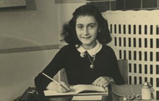 Tele lehet hibákkal az Anne Frank rejtekhelyének elárulásával kapcsolatos könyv
