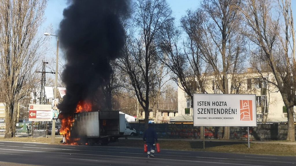Teljesen kiégett egy kisteherautó Szentendrén