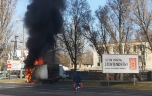 Teljesen kiégett egy kisteherautó Szentendrén