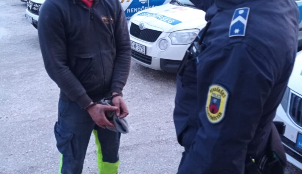 A pilisvörösvári járőröket próbálta átverni egy csomagtartóban utazó férfi