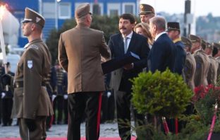 Ünnepélyesen elköszönt Áder Jánostól a Magyar Honvédség