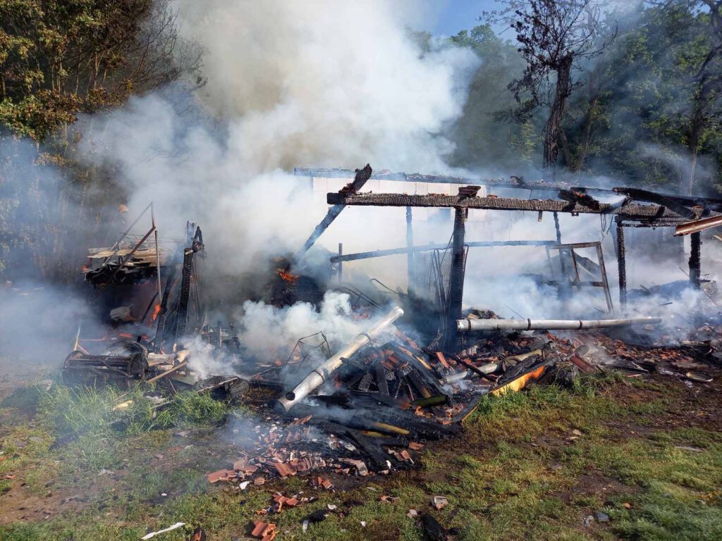 Kigyulladt egy melléképület Szentendrén