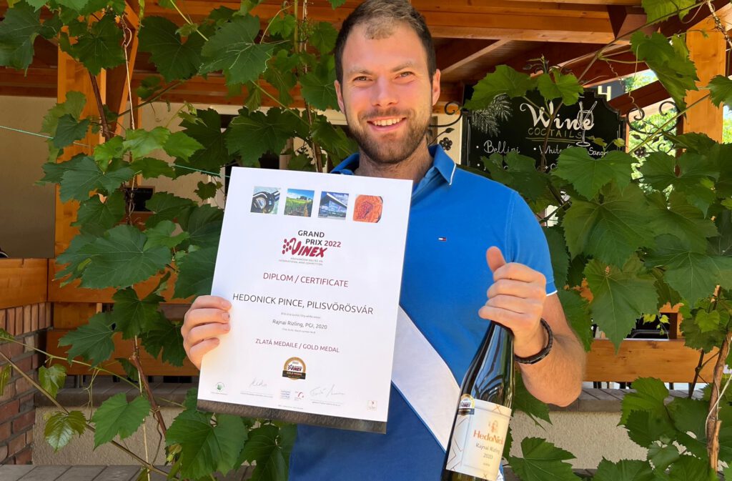 Aranyérmet nyert Csehországban a pilisvörösvári HedoNick Pince rajnai rizlingje