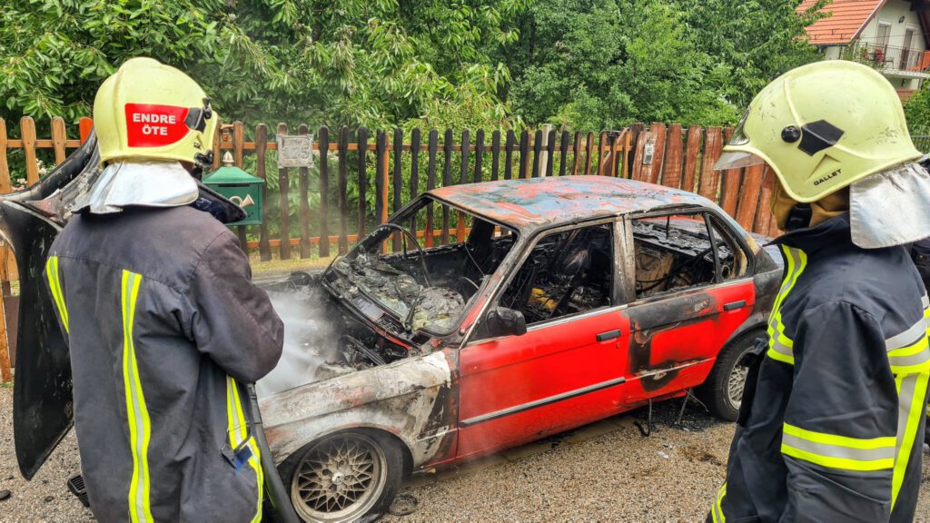 Kiégett egy utcán parkoló autó Szentendrén
