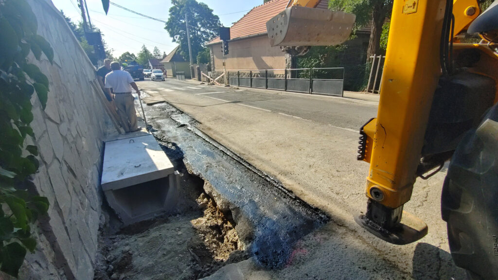 Csatornázás miatt nem működik a lámpa, óvatosságra intik a közlekedőket