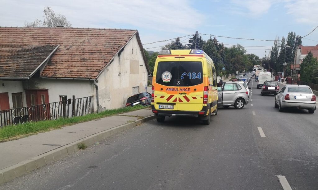 Két autó ütközött össze Pilisvörösváron