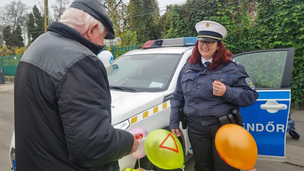Szentendrei rendőrök is csatlakoztak a Light Friday akcióhoz
