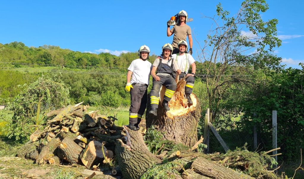 Szinte bármilyen munkát elvállalnak anyagi segítségért cserébe a szentendrei önkéntes tűzoltók