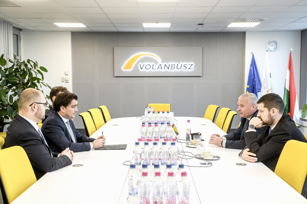 Megszületett a megállapodás a Volánbusz és a SZAKSZ között – elmarad a sztrájk