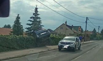 Személygépkocsi és terepjáró ütközött Szentendrén