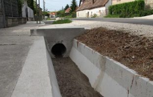 Miért fontos a csapadékvíz-elvezető árkok karbantartása?
