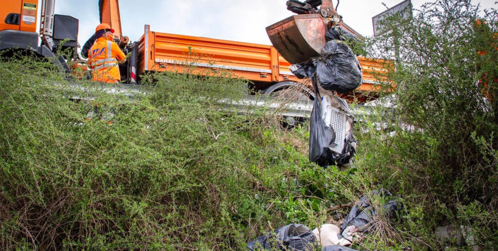 Országos szemétgyűjtési akcióhetet szervez a Magyar Közút
