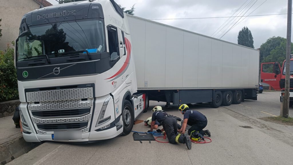 Árokba hajtott egy kamion Szentendrén