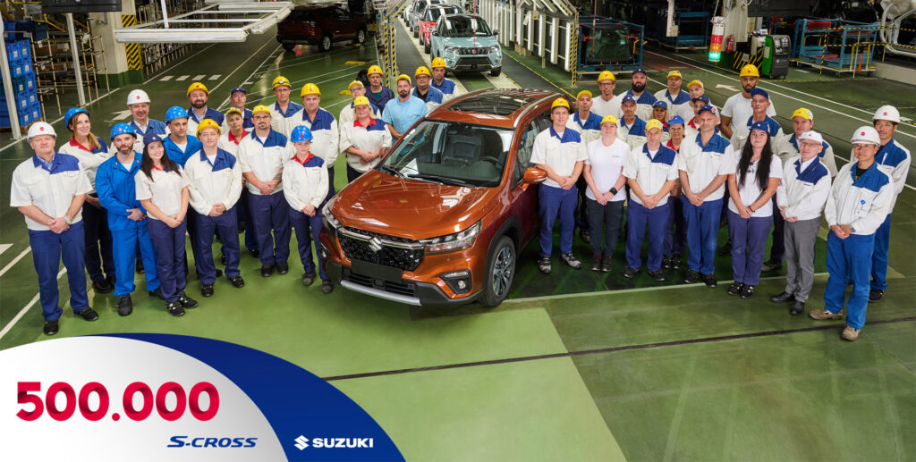 Legördült az esztergomi gyártósorról az ötszázezredik Suzuki S-CROSS