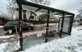Megrongálták a pilisvörösvári Karátsonyi-ligeti buszmegállót