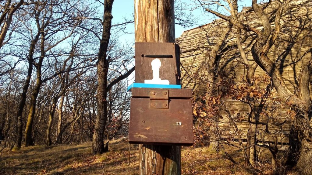 Felújították a Vörös-kő csúcson lévő bélyegzőt