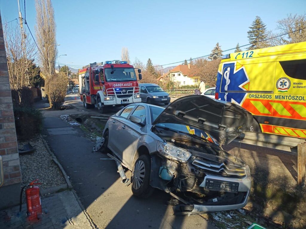 Árokba hajtott egy autó Pomázon