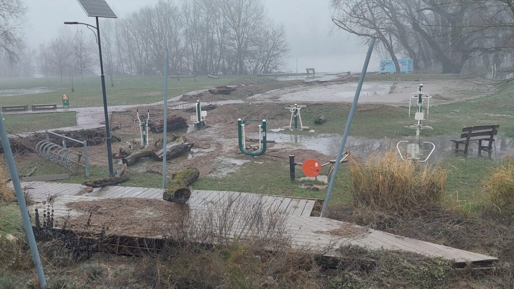 Balesetveszély miatt lezárták a szentendrei Postás strand egy részét