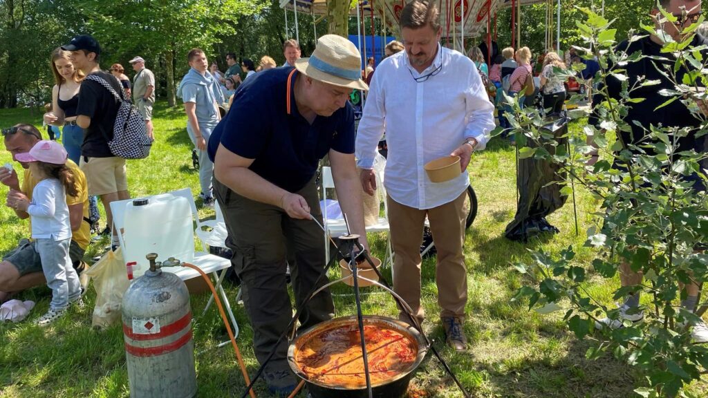 Szép napos időben, együtt, közösen majálisoztak a szentendrei Postás-strandon