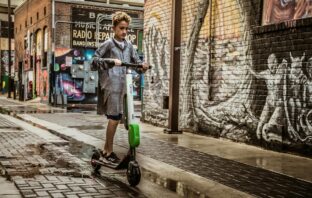 Július 16-tól egyes mikromobilitási eszközökre kötelező biztosítást kell kötni