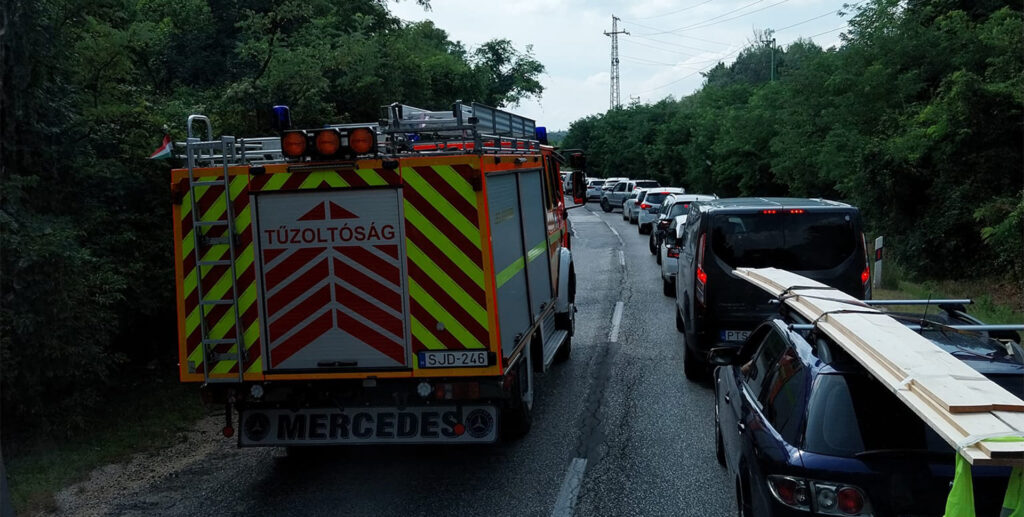 Baleset miatt lezárták a 10-es utat