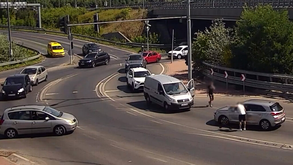 Ezt művelte egy autós a budakalászi turbókörforgalomban