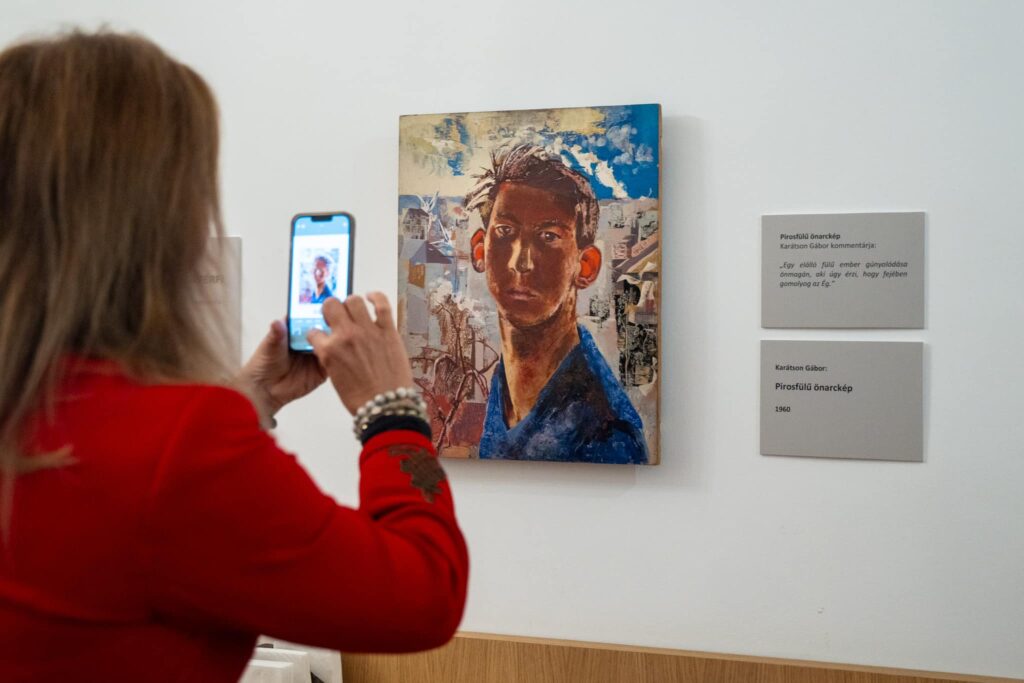 Lenyűgözi a látogatókat a piros fülű férfi című kiállítás