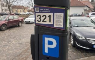 Olasz nyelvű megtévesztő matricákat ragasztottak a szentendrei parkolóautomatákra