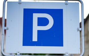Lezárják a szentendrei Teátrum utcai parkolót