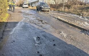 Csőtörés történt, kukákat, hordalékot és sódert is magával vitt a víz Szentendrén