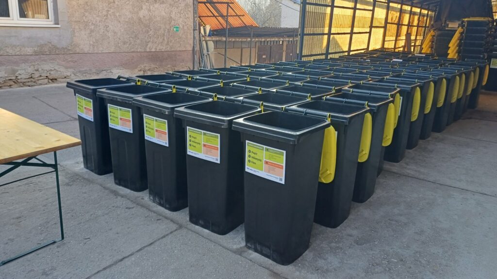 Február végéig lehet átvenni a szelektív kukákat Pomázon