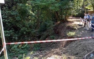 Helyreállítják a leszakadt partfalat Leányfaluban