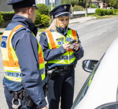 ROADPOL: közel ezerhétszázan mobiloztak vezetés közben