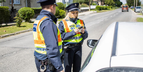ROADPOL: közel ezerhétszázan mobiloztak vezetés közben