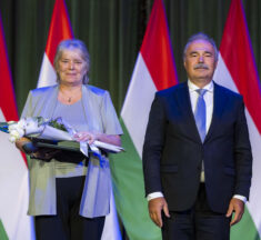Magyar Bronz Érdemkereszt kitüntetést vehetett át Sáros Tamásné