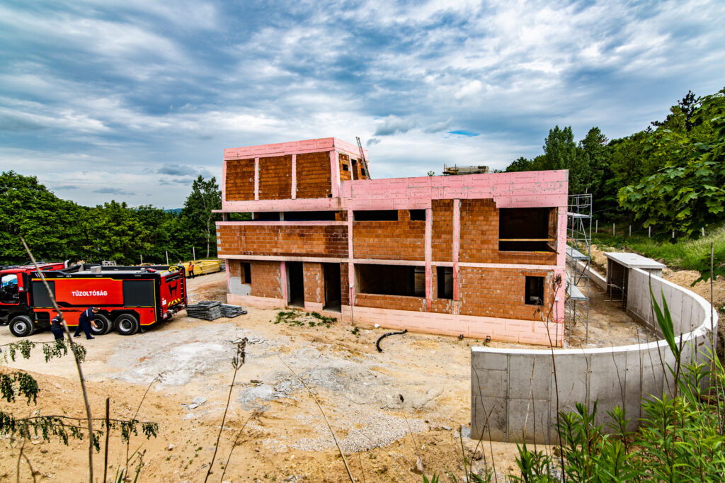 Folytatódik a tűzoltólaktanya építése Piliscsabán