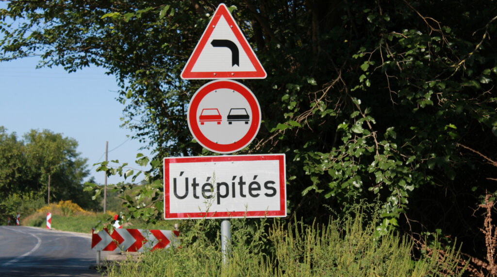 Újabb szakaszon végeznek burkolatfelújítási munkákat a 11-es út Szentendre átkelési szakaszán