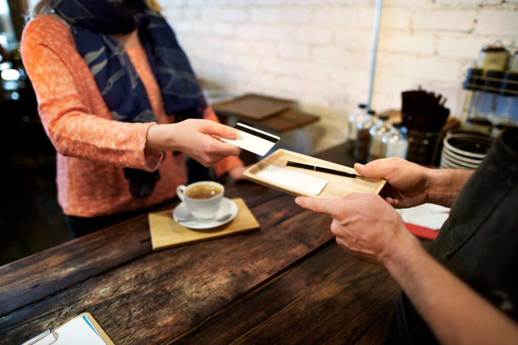 Taxikat, szórakozóhelyeket és vendéglátóhelyeket ellenőrzött az NKFH