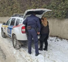 Ételt is szállítanak a téli hidegben a szentendrei rendészek