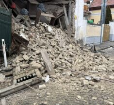 Közterületre borult egy szentendrei ház teljes, utcafronti homlokzata